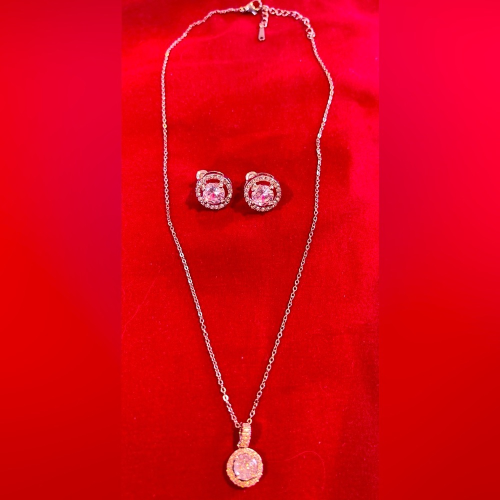 GORGEOUS NECKLACE AND EARRINGS SET